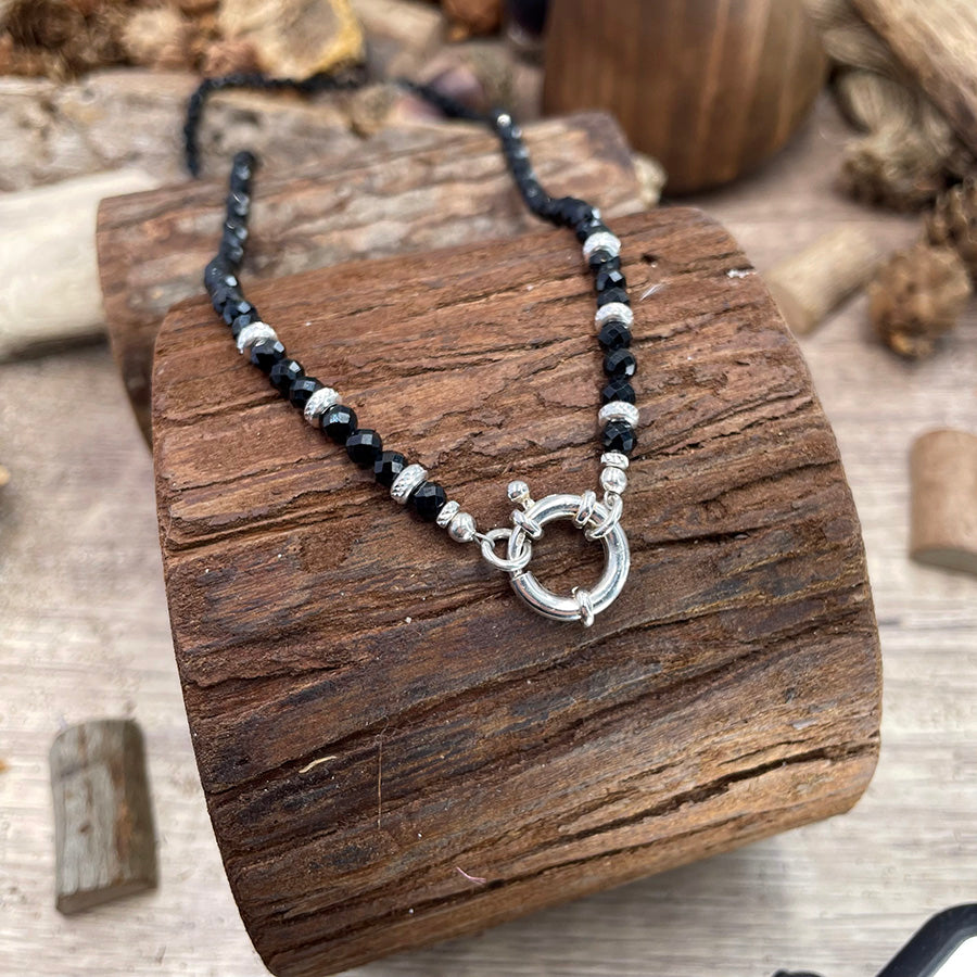 Collier femme DARK SHADOW – Perles facettées de tourmaline noire et fermoir bouée en argent 925 porté devant