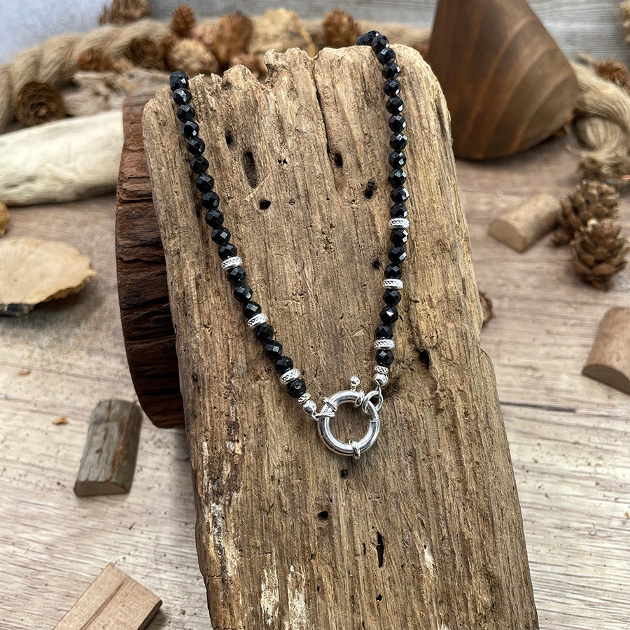 Collier femme DARK SHADOW – Perles facettées de tourmaline noire et fermoir bouée en argent 925 porté devant