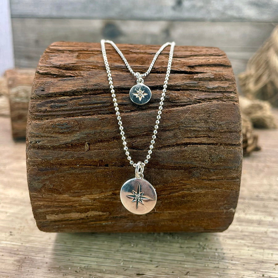 Collier femme DOUBLE SHINE en argent 925 – Double rang chaînes boules facettées fine & épaisse, médailles miroir avec zircons étoile du Nord
