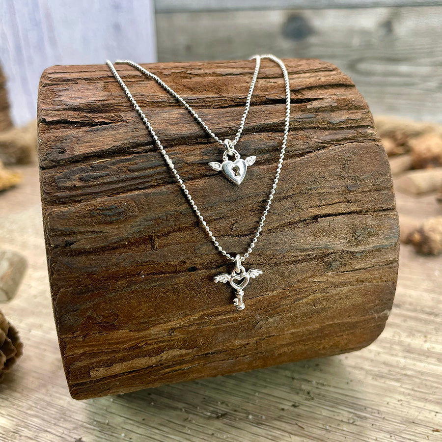Collier femme DOUBLE TROUBLE LOVE – duo cadenas cœur et clé ailée, double rang maille boules argent 925