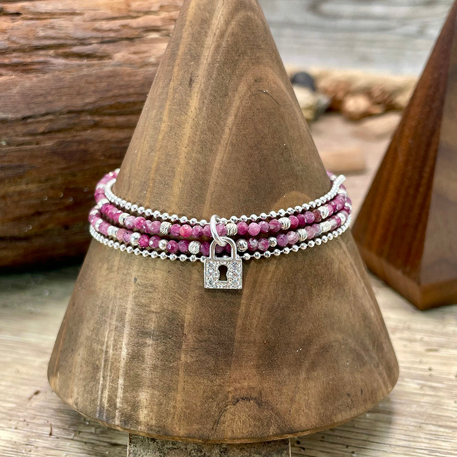 Bracelet femme multi-rang PRIVATE RUBY CLUB – perles de rubis framboise, perles argent 925 et pendentif cadenas serti de zircons