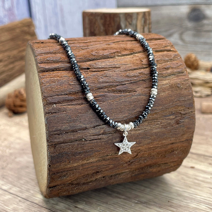 Collier femme BORN TO GLITTER, SIS! – rondelles d’hématite facettées, étoile pavée et argent 925