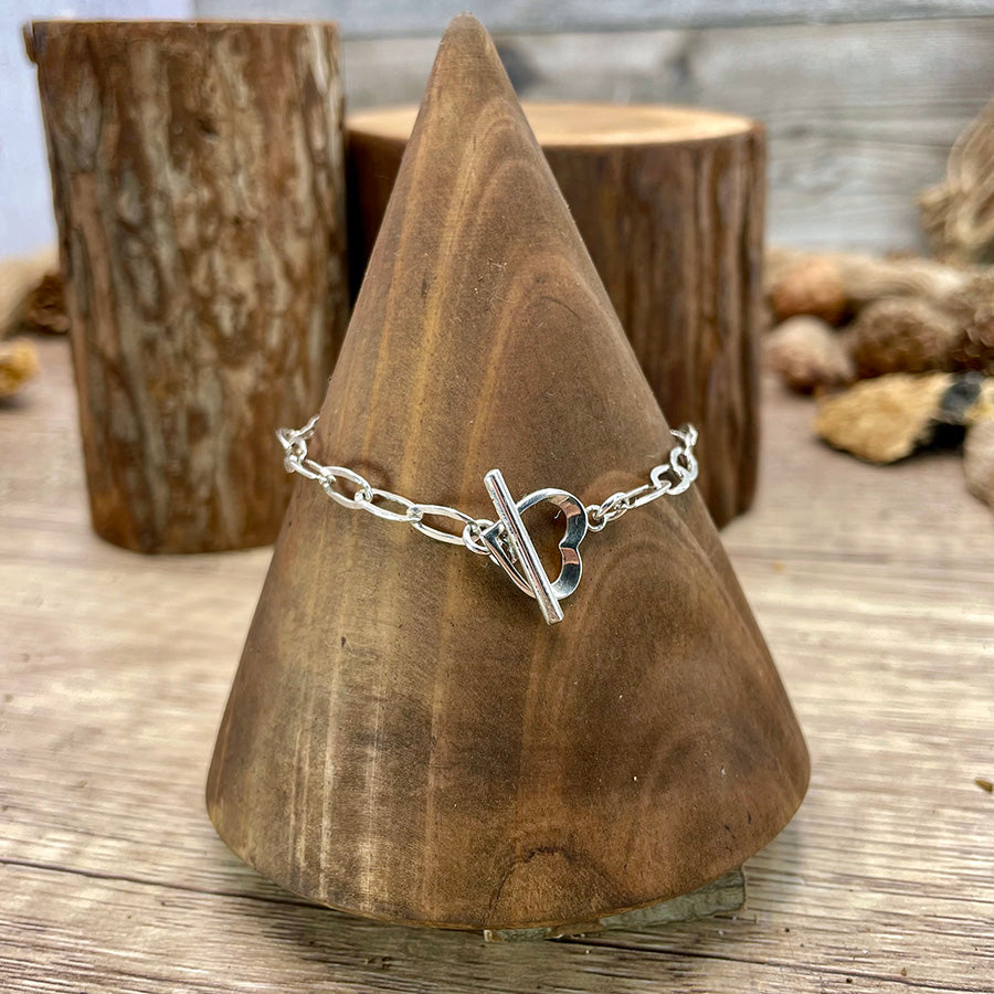Bracelet femme HEART ? JUST A DETAIL – maille ovale plate et fermoir toggle cœur ajouré en argent 925