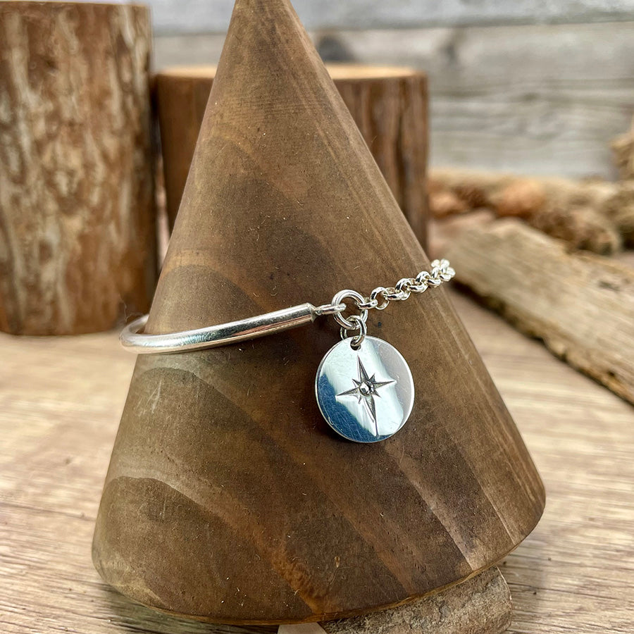 STAR QUEEN BRACELET DEMI-JONC AVEC CHAÎNE JASERON ÉPAISSE ET MÉDAILLE RONDE SERTIE D'UN ZIRCON EN FORME D'ÉTOILE DU NORD EN ARGENT 925