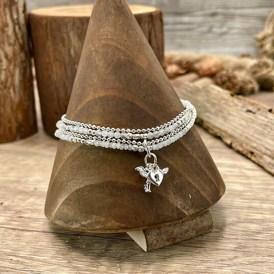 BRACELET femme multi-rang UNLOCK MY SPELL – perles de pierre de lune arc-en-ciel et pendentifs cadenas cœur & clé ailés argent 925