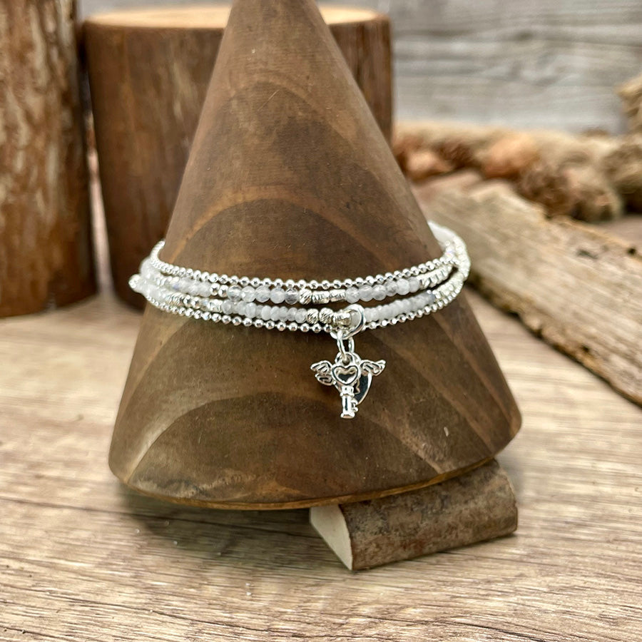 BRACELET femme multi-rang UNLOCK MY SPELL – perles de pierre de lune arc-en-ciel et pendentifs cadenas cœur & clé ailés argent 925