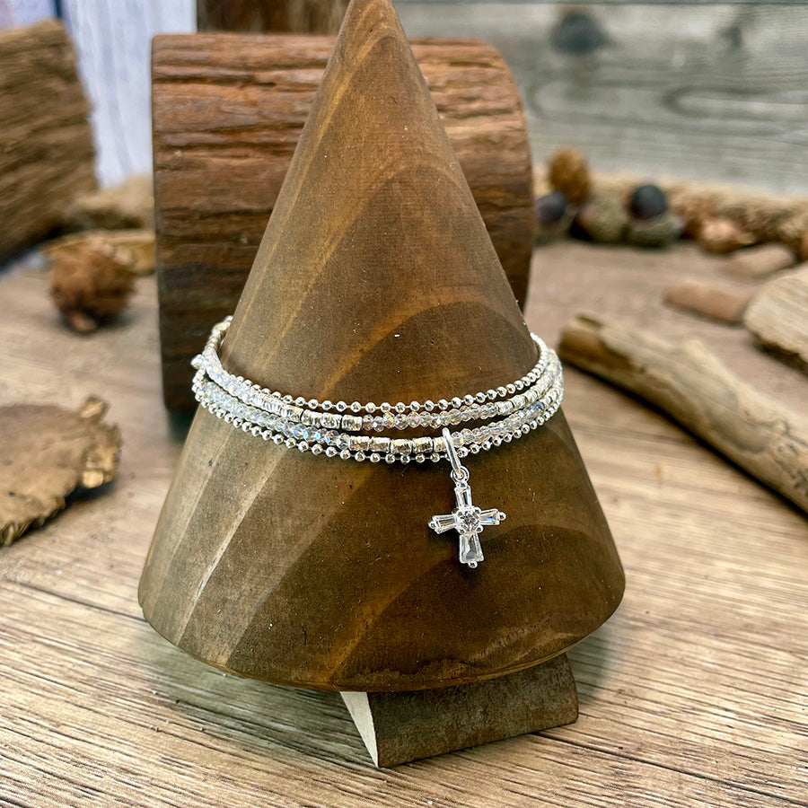 SHEESH BRACELET MULTI-RANGS EN PERLES DE PIERRE DE LUNE ARC-EN-CIEL ET PENDENTIF CROIX PAVÉ DE ZIRCONS EN ARGENT 925