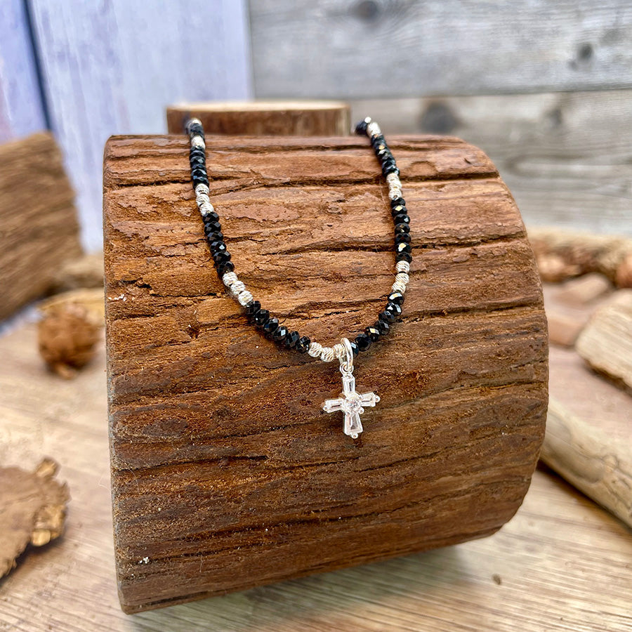 Collier femme BLESS MY CHAOS, ANGEL – perles de spinelle noir, croix zircon baguette et perles diamantées argent 925