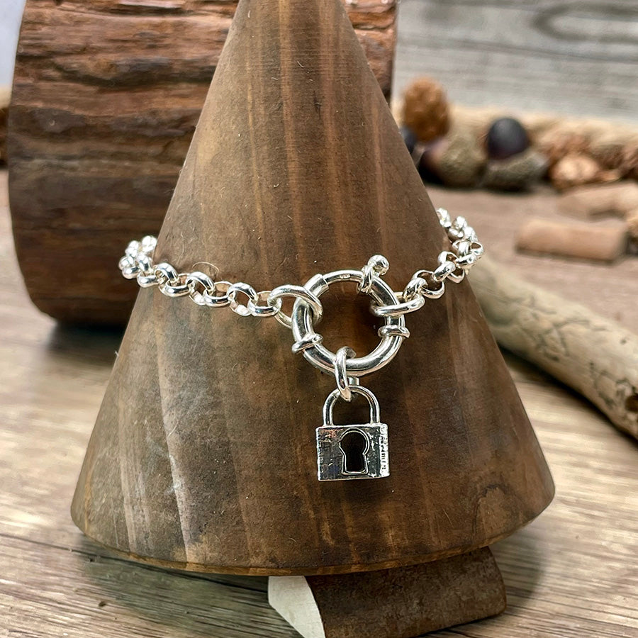 Bracelet femme CLOSED FOR DRAMA – maille jaseron épaisse en argent 925, maxi fermoir bouée ornemental, pendentif cadenas rectangulaire