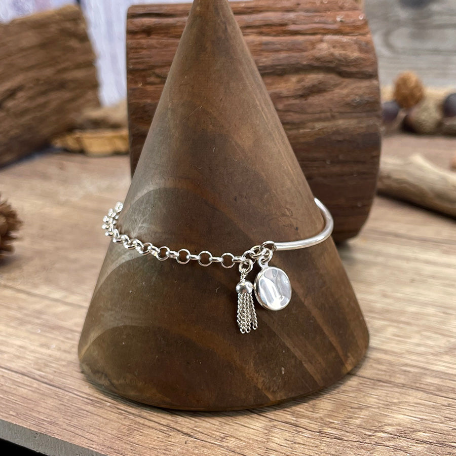 Bracelet femme ROCK MY WRIST – demi-jonc, chaîne jaseron, médaille martelée et pampille en argent 925