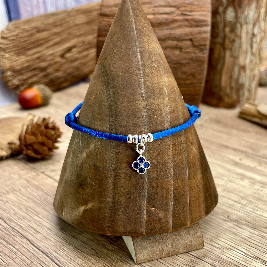 Bracelet femme LUCK ON SILK – pendentif trèfle zircon bleu, cordon satin et argent 925