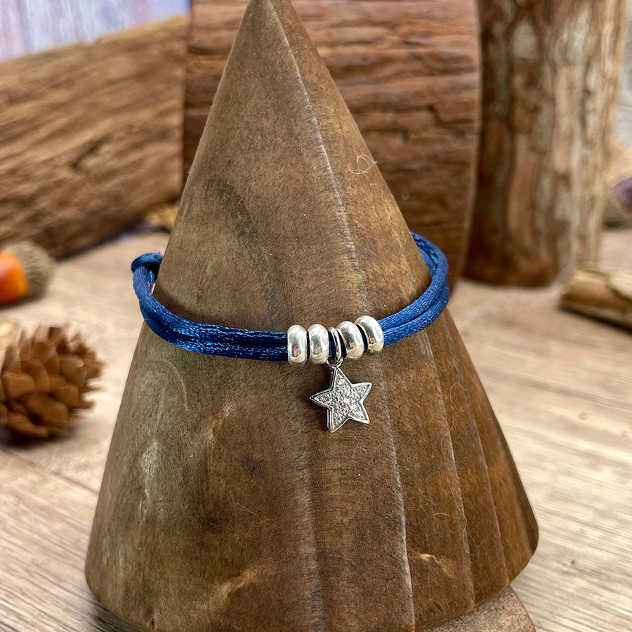 STAR SAILOR BRACELET CORDON SATIN BLEU MARINE ET PENDENTIF ÉTOILE PAVÉ DE ZIRCONS EN ARGENT 925
