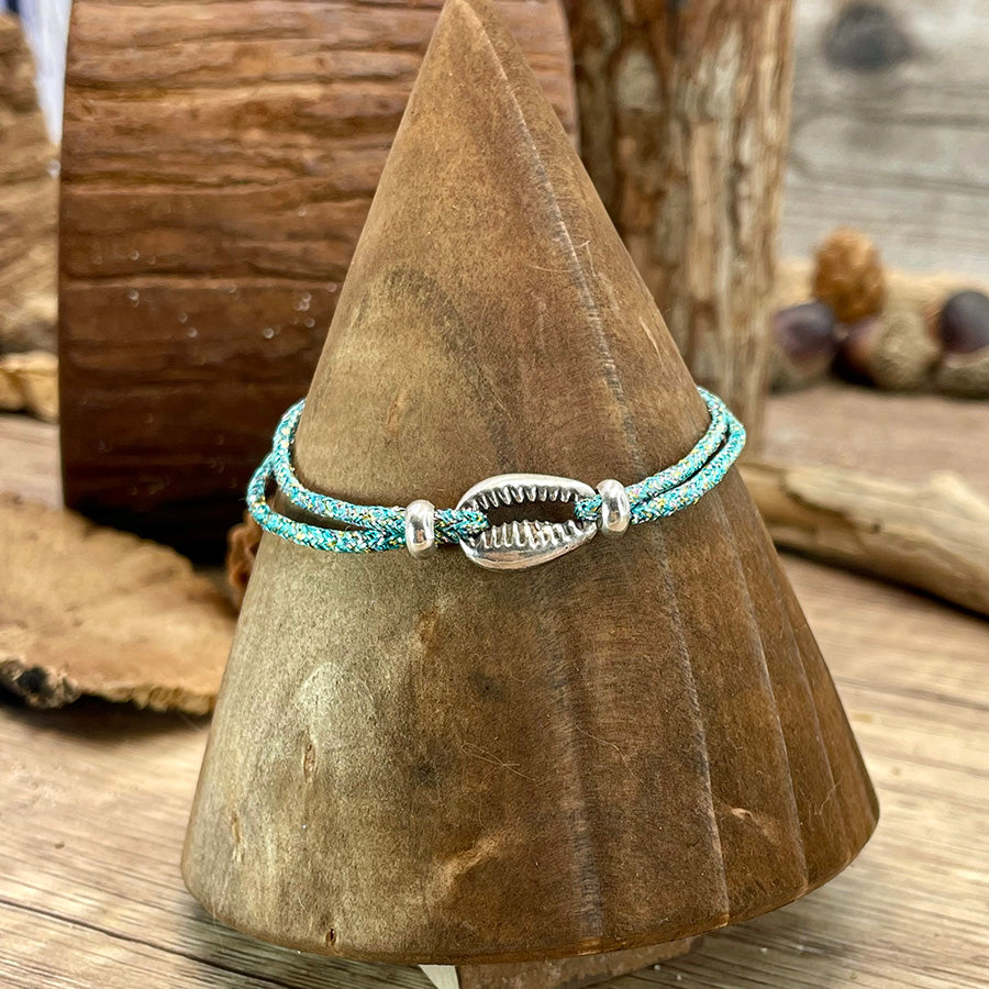 CAURI BRACELET CORDON SCINTILLANT LUREX VERT/TURQUOISE AVEC PENDENTIF INTERCALAIRE COQUILLAGE CAURI EN ARGENT 925