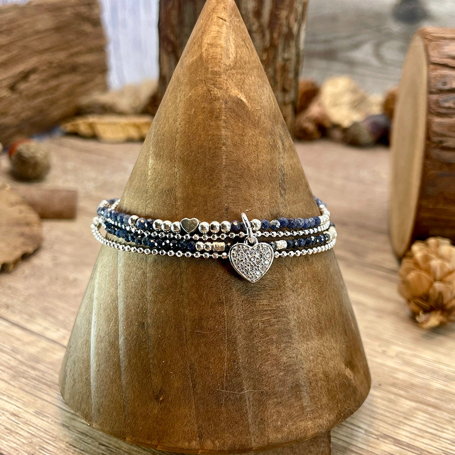 Bracelet femme NO HEART LEFT TO BREAK – multi-rangs en perles de saphir, cœurs pavés & argent 925