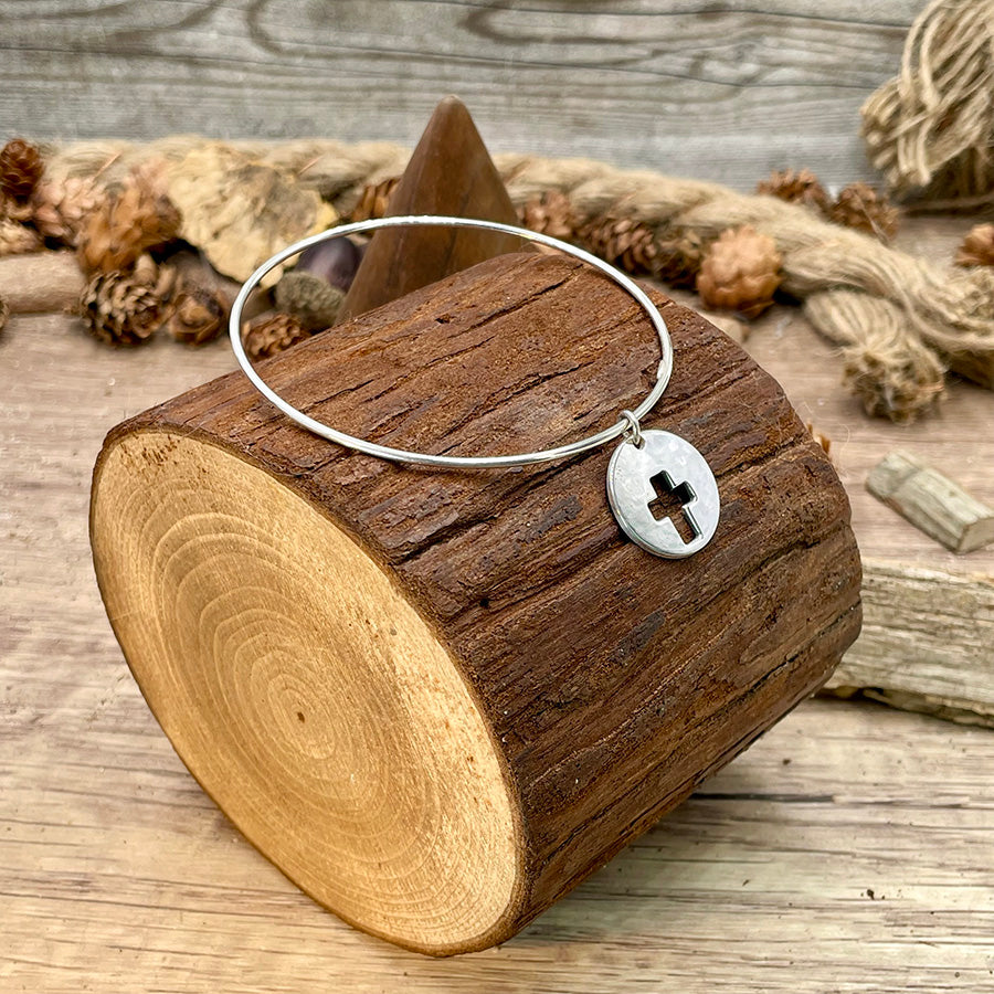 FAITHFULL BRACELET JONC AVEC MÉDAILLE MASSIVE CROIX AJOURÉE EN ARGENT 925