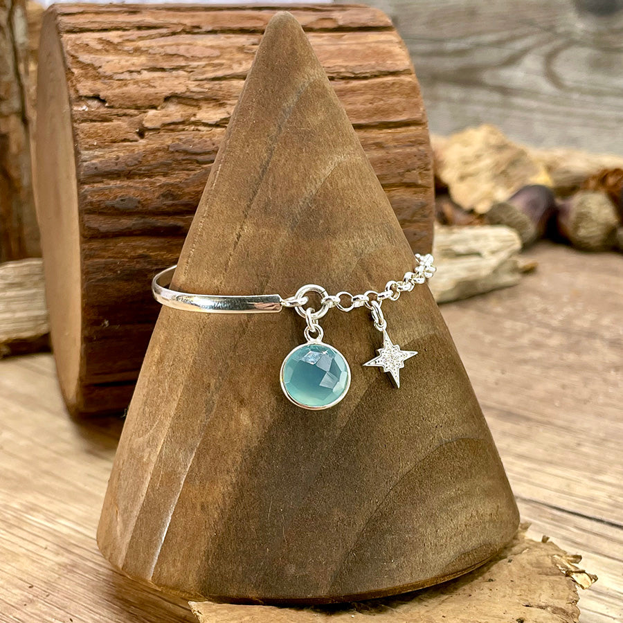 FIRMAMENT BRACELET DEMI JONC ET CHAÎNE JASERON AVEC PENDENTIFS ÉTOILE POLAIRE SERTI DE ZIRCONS ET CABOCHON EN CALCÉDOINE BLEUE EN ARGENT 925