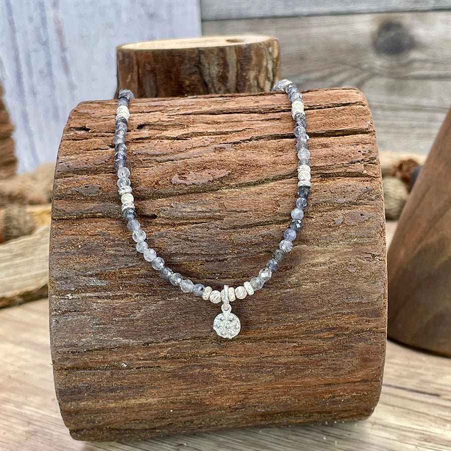 Collier femme FREEZE ME, CUTIE – perles de cordiérite facettées, pendentif rond pavé de zircons et argent 925