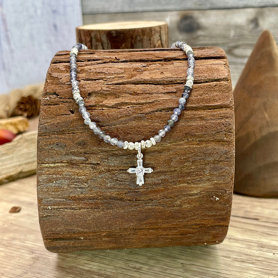 Collier femme FROZEN BY STYLE – perles de cordiérite facettées, pendentif croix baguette zircon et argent 925