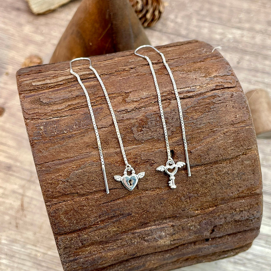 Boucles d’oreilles femme LOVEY-DOVEY à chaînes à enfiler – pendentifs cadenas cœur ailé et clé cœur ailé en argent 925