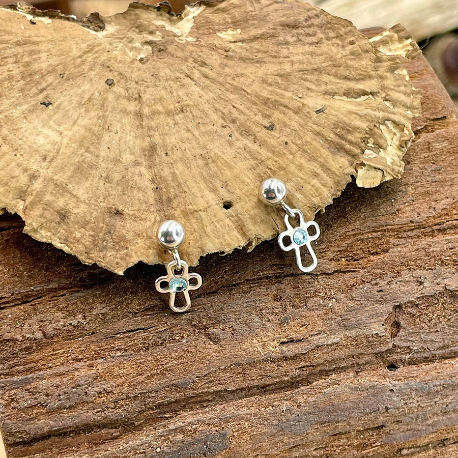 Boucles d’oreilles femme DIVINE TEASE – clous pendants croix ajourée zircon bleu et argent 925