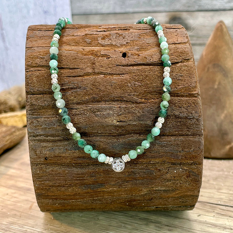Collier femme LUCKING FABULOUS – perles d’émeraude facettées, pendentif solitaire façon trèfle et argent 925
