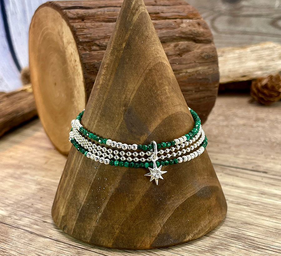 Bracelet femme multi-rang DROP IT LIKE IT’S GREEN – perles de malachite, pendentif étoile du Nord zircon et argent 925