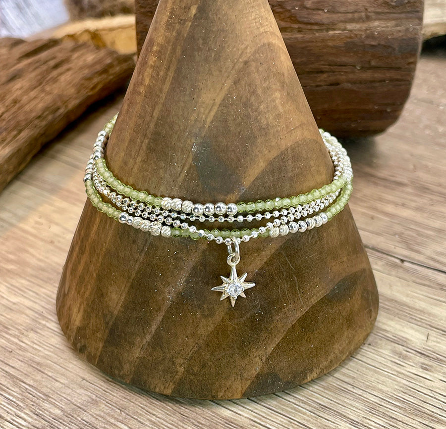 MELON BALL BRACELET MULTI-RANGS EN PERLES DE PÉRIDOT FACETTÉES ET AVEC PENDENTIF ÉTOILE POLAIRE SERTI D'UN ZIRCON CENTRAL EN ARGENT 925