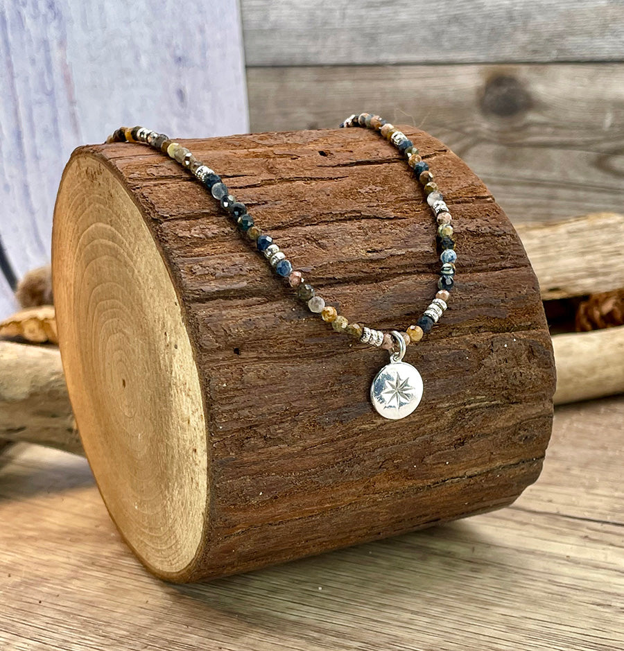 Collier femme NO COMPASS, NO RULES – perles de piétersite facettées, médaille ronde rose des vents en argent 925, zircon central
