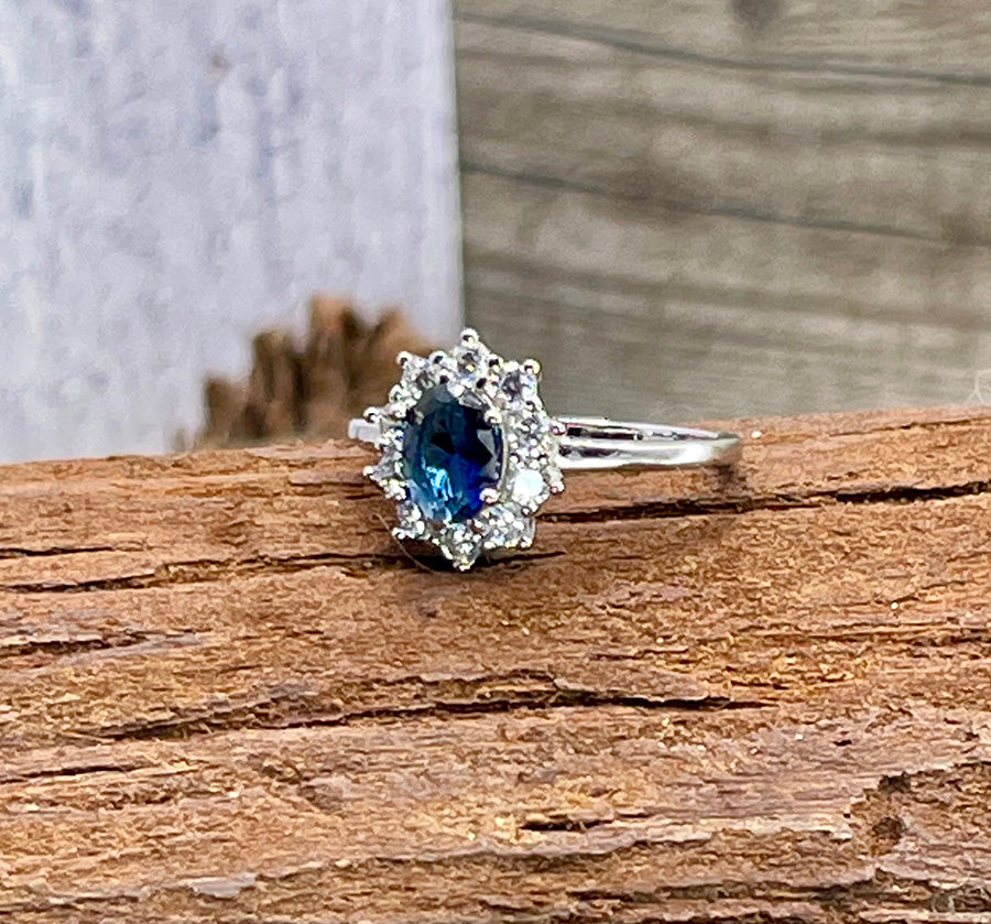 Bague femme QUEEN OF TOO MUCH – zircon bleu façon saphir et halo de zircons façon diamant sur argent 925