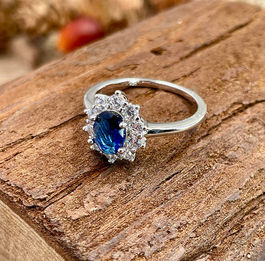 Bague femme QUEEN OF TOO MUCH – zircon bleu façon saphir et halo de zircons façon diamant sur argent 925