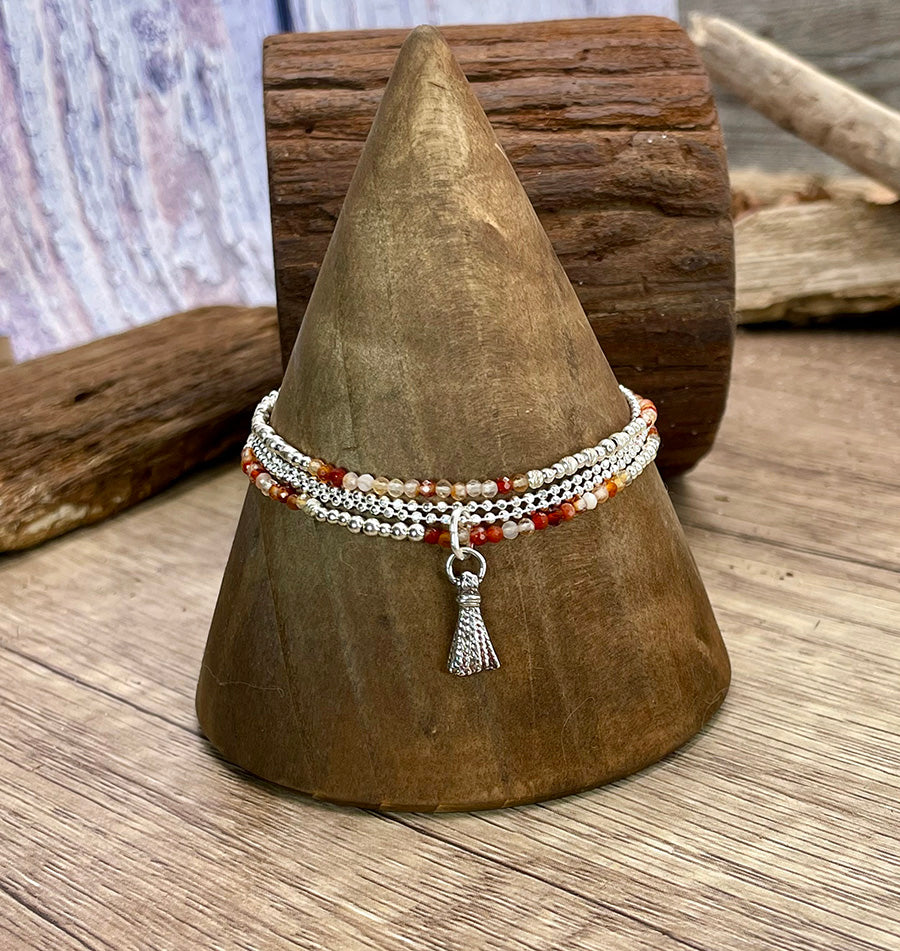 MANGO SMOOTHIE BRACELET MULTI-RANGS EN PERLES DE CORNALINE DIAMANTÉES AVEC PENDENTIF POMPON EN ARGENT 925