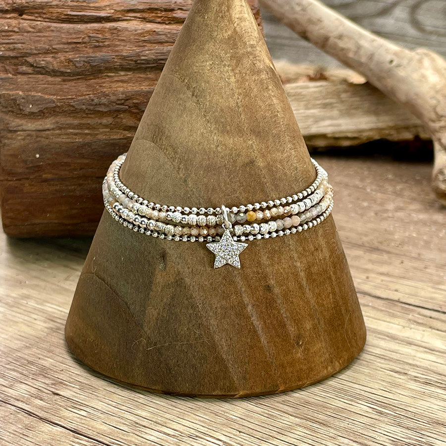 SKY DANCER BRACELET MULTI-RANGS EN PERLES DE PIERRE DE SOLEIL DAIMANTÉES ET PENDENTIF ÉTOILE À CINQ BRANCHES PAVÉ DE ZIRCONS EN ARGENT 925