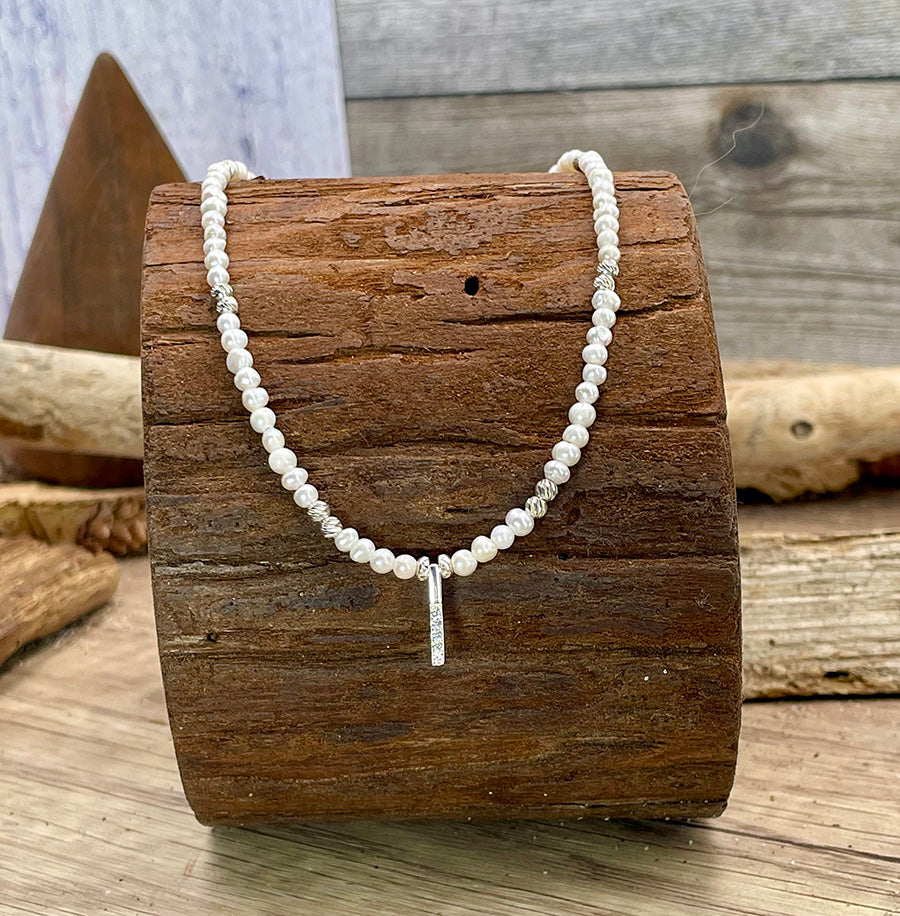 Collier femme THE PEARL BAR CLUB – perles de culture, pendentif barre verticale pavée de zircon et perles argent 925