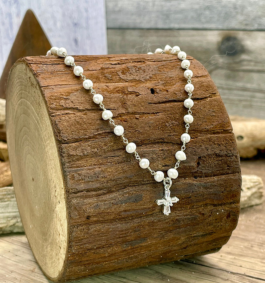 Collier femme PRAY & SLAY – chaîne rosaire perles de culture, pendentif croix zircons baguette et argent 925