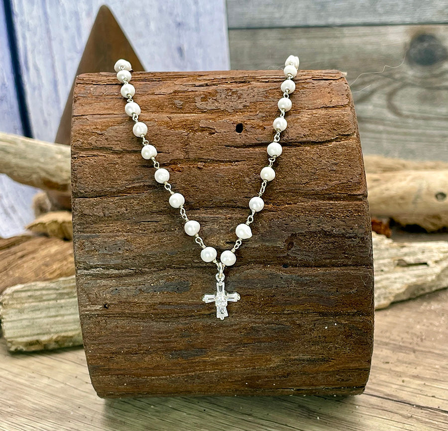 Collier femme PRAY & SLAY – chaîne rosaire perles de culture, pendentif croix zircons baguette et argent 925