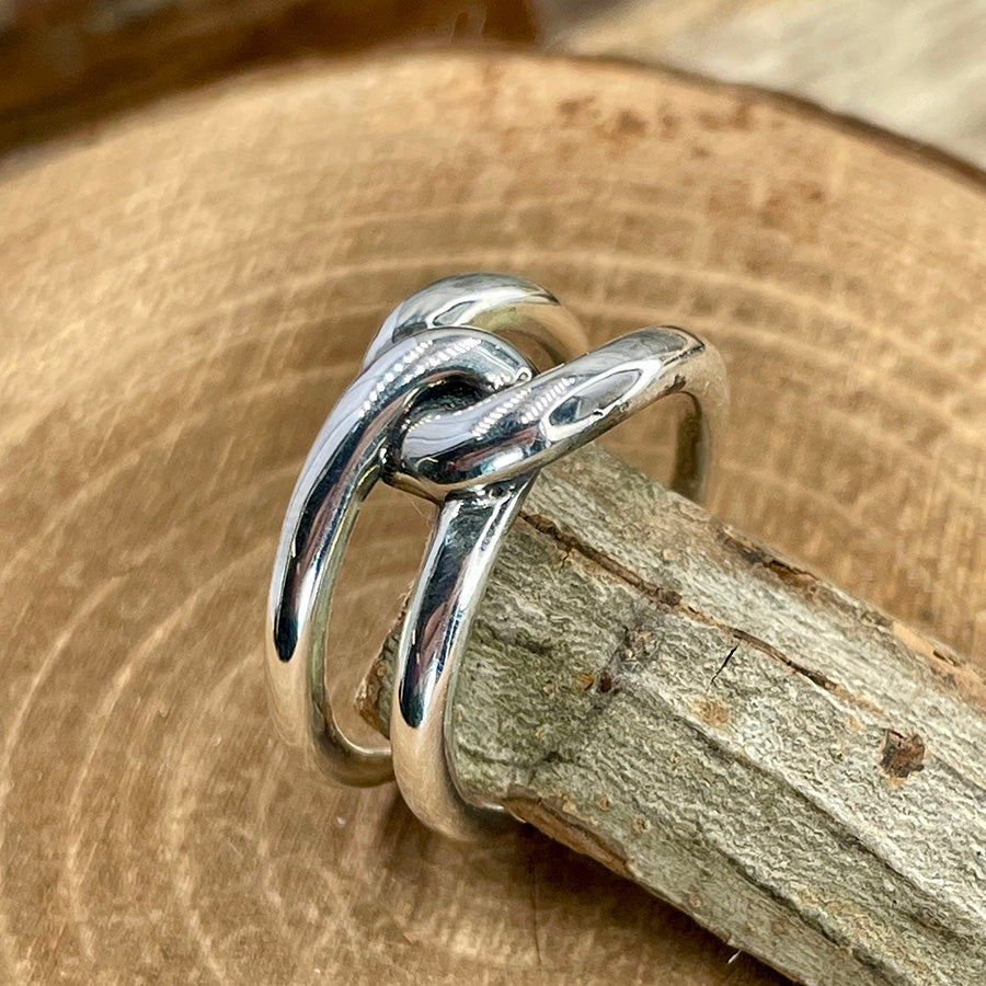 Bague femme NO STRINGS ATTACHED – anneaux fusionnés en argent 925, design twisté & couture