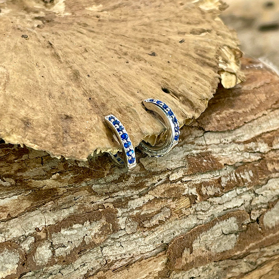 Boucles d’oreilles femme BLUE GOSSIP – créoles rondes 11 mm, zircons bleus façon saphir et argent 925