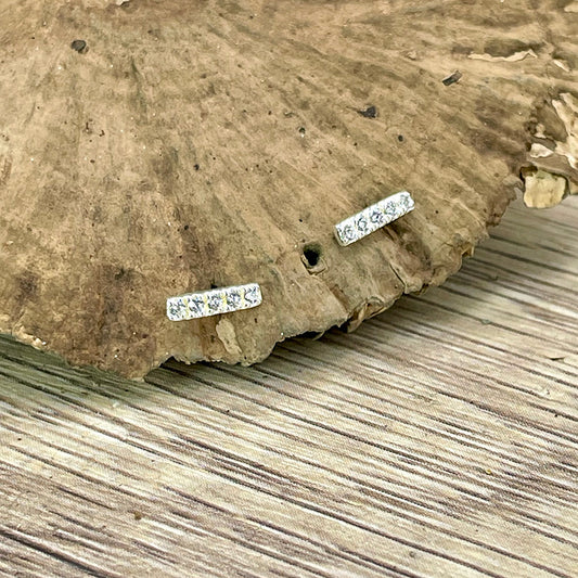 Boucles d’oreilles femme BITCH STAY STRAIGHT – clous barrettes pavées zircons façon diamant et argent 925