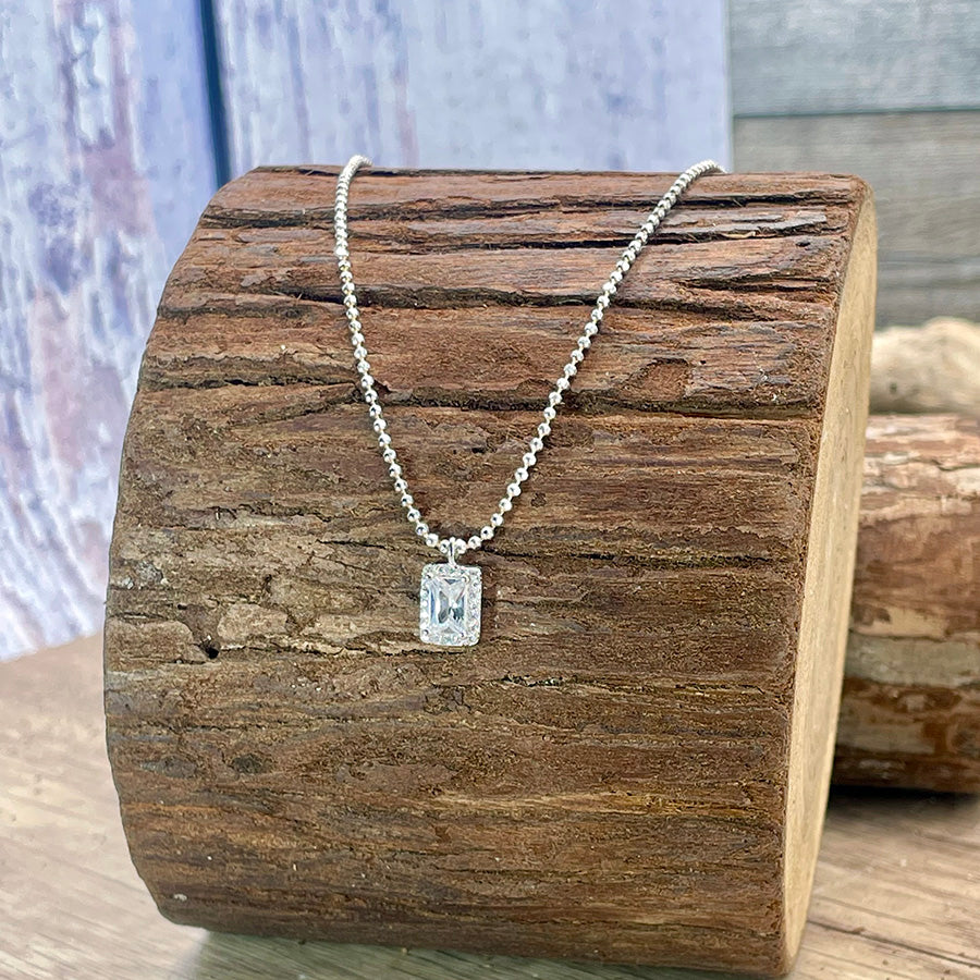 Collier femme FREEZE ME, I’M FABULOUS – chaîne boules facettées scintillantes et pendentif zircon taille émeraude façon diamant, halo zircons, argent 925