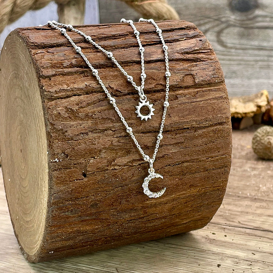 Collier femme SHINE & BURN GIRL – double rang lune pavée de zircons façon diamant & soleil ajouré miroir, chaînes forçat perles alternées en argent 925
