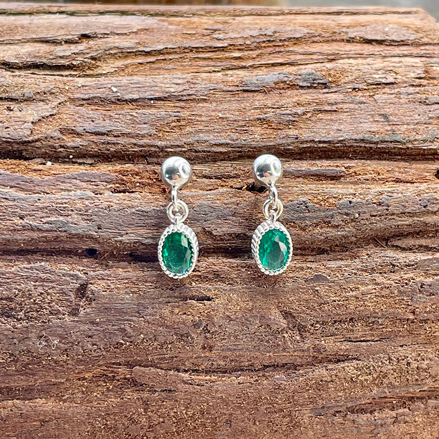 Boucles d’oreilles femme POISON DROP – clous argent 925 et pendentifs zircon vert façon émeraude, serti milgrain