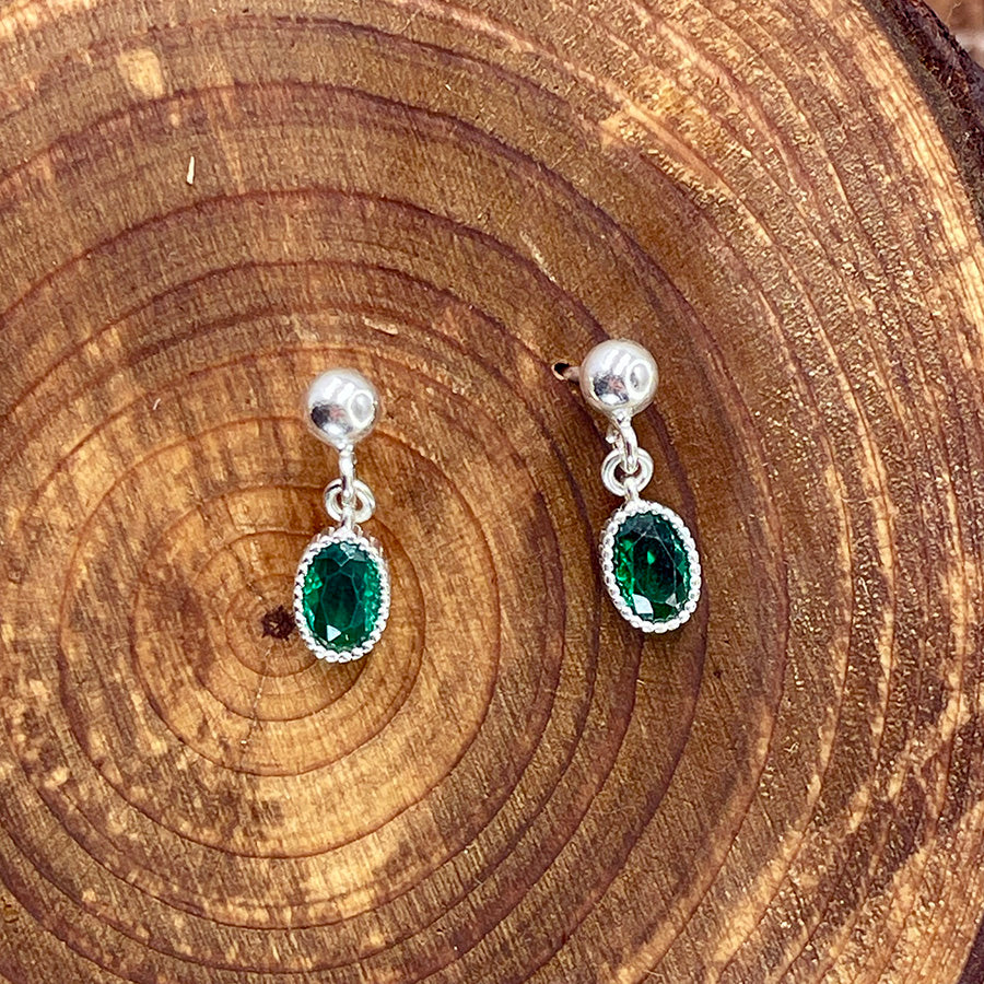 Boucles d’oreilles femme POISON DROP – clous argent 925 et pendentifs zircon vert façon émeraude, serti milgrain