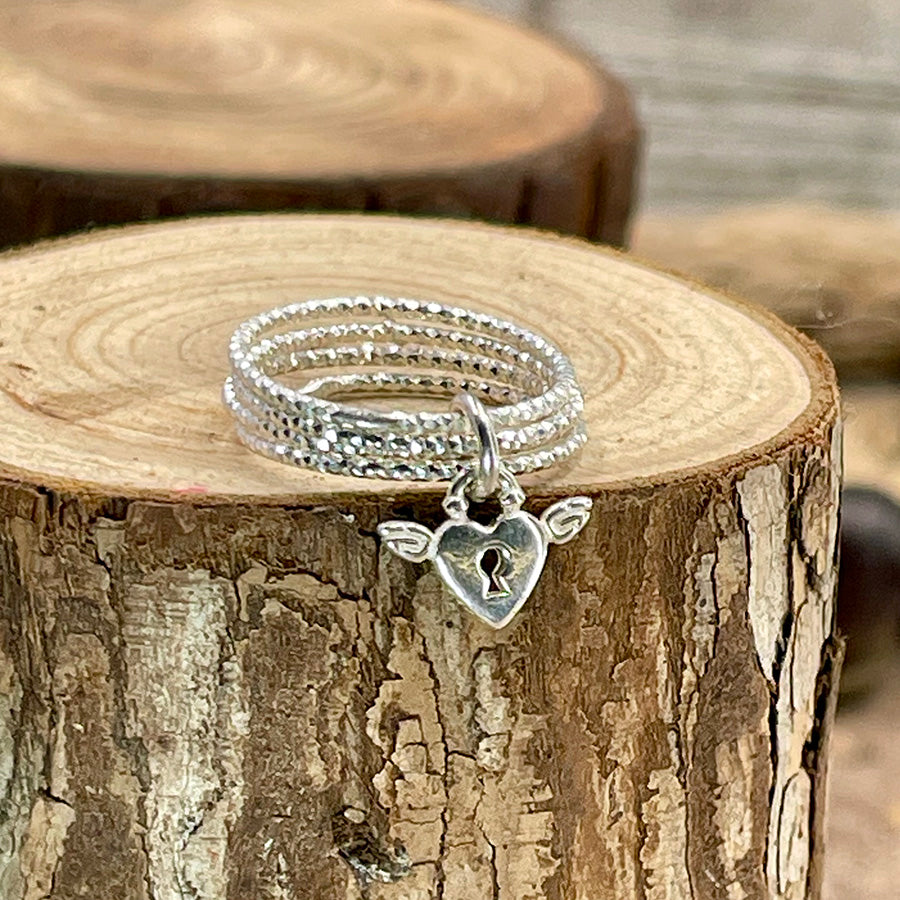 Bague femme SHUT UP & LOVE ME – argent 925 et pendentif cadenas cœur ailé, multi-anneaux facettés