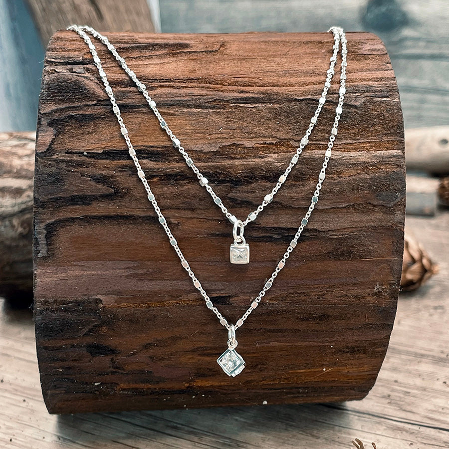 Collier femme CAGE ME IF YOU DARE – double rang zircon façon diamant en cage ajourée et carré facetté, chaînes forçat cubes facettés en argent 925