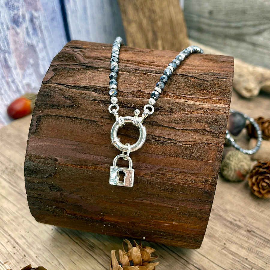 Collier femme LOCKED IN LUST – perles de térahertz facettées, fermoir bouée et cadenas argent 925