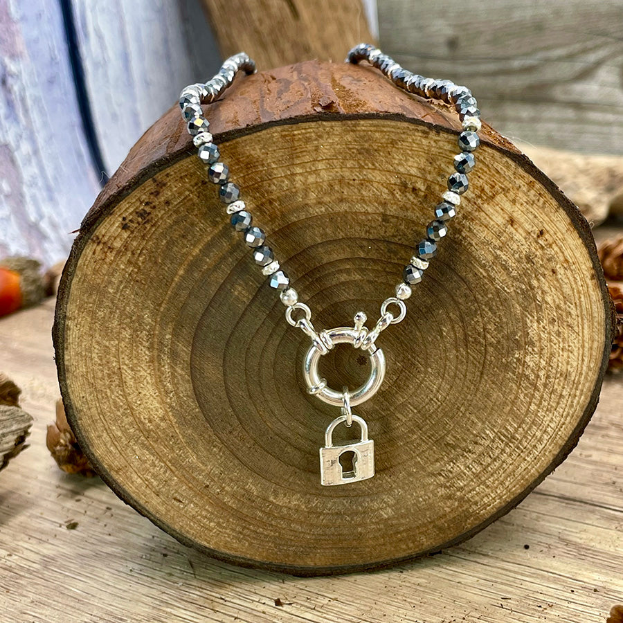 Collier femme LOCKED IN LUST – perles de térahertz facettées, fermoir bouée et cadenas argent 925