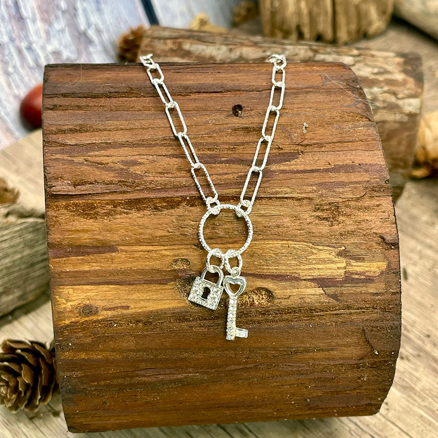 Collier femme KISS & KEEP IF YOU DARE – pendentifs clé et cadenas pavés de zircons façon diamant, chaîne rectangulaire facettée en argent 925