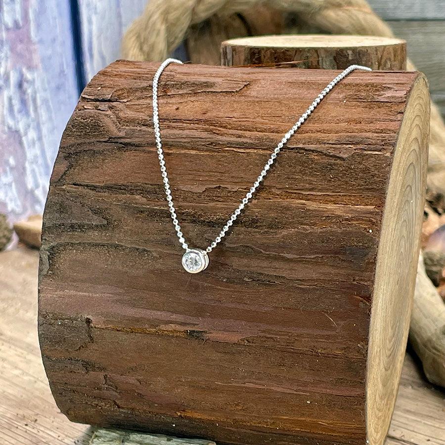 Collier femme SHINE WITHOUT A WORD – zircon rond 5 mm serti clos, chaîne boules facettées en argent 925