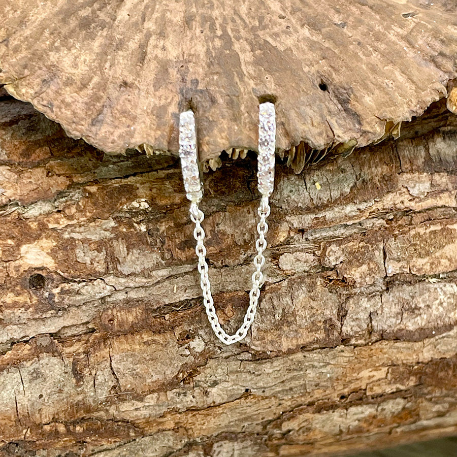 Boucles d’oreilles femme CHAIN REACTION – créoles doubles 14 mm reliées par chaîne, zircons façon diamant et argent 925