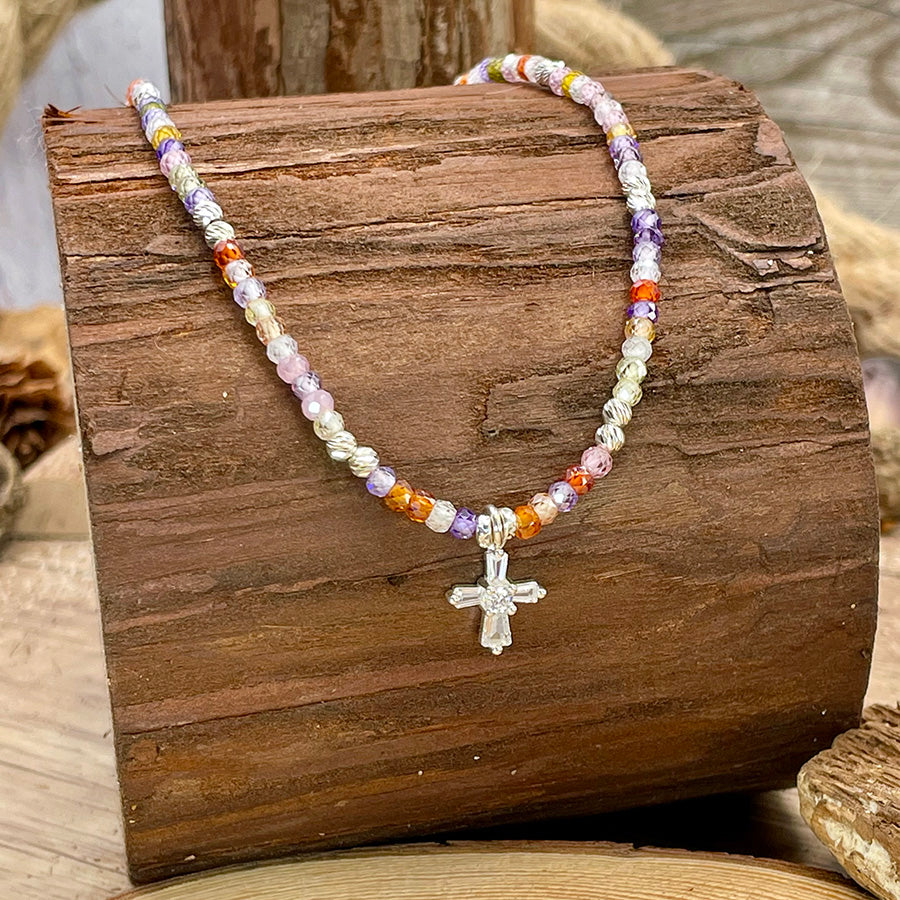 JINGLE JUICE COLLIER EN PERLES DE ZIRCONS MULTICOLORES FACETTÉS AVEC PENDENTIF CROIX ART DÉCO PAVÉ DE ZIRCONS SERTI BAGUETTE EN ARGENT 925